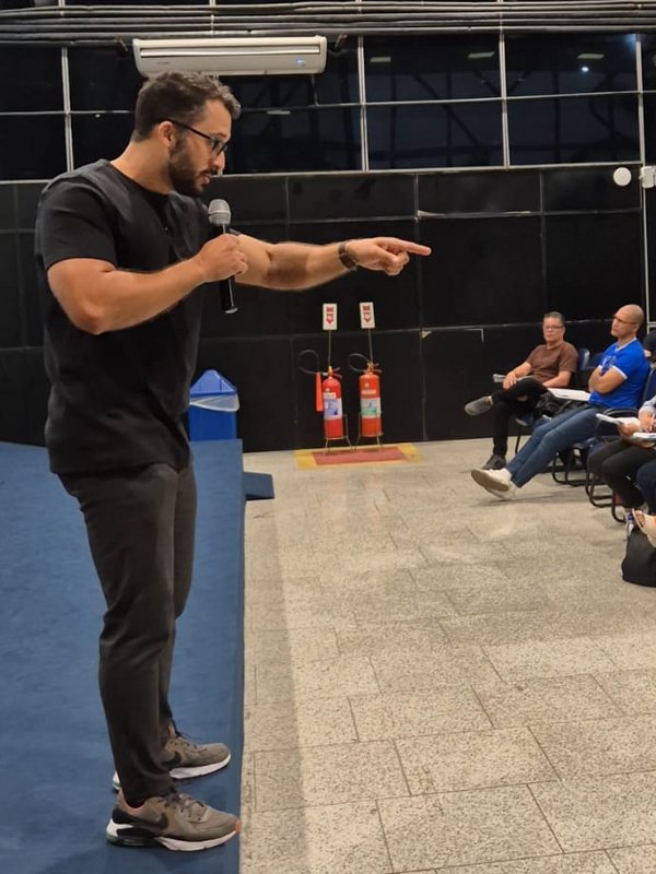 Filipe com Fé conversando com a plateia durante uma palestra sobre concursos